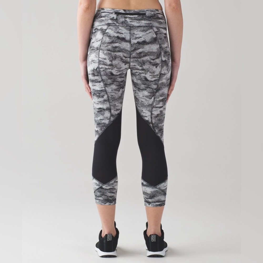 Lululemon Pace Rival Crop (22")
Power Luxtreme Hazy Days Black White Leggings